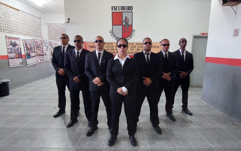 Escudeiro Alunos de terno