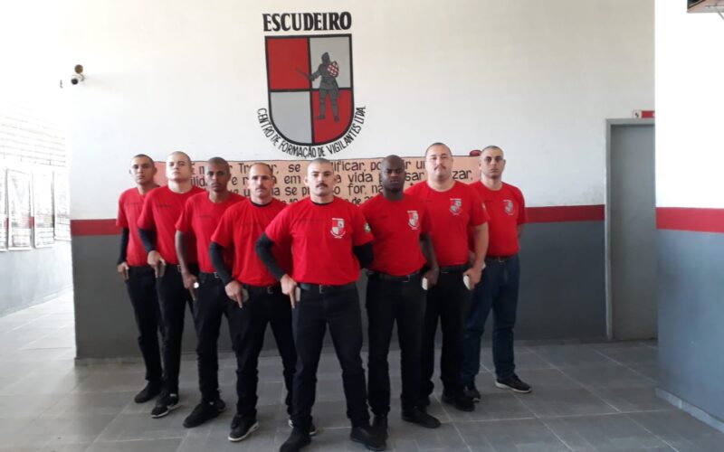 Escudeiro alunos de vermelho