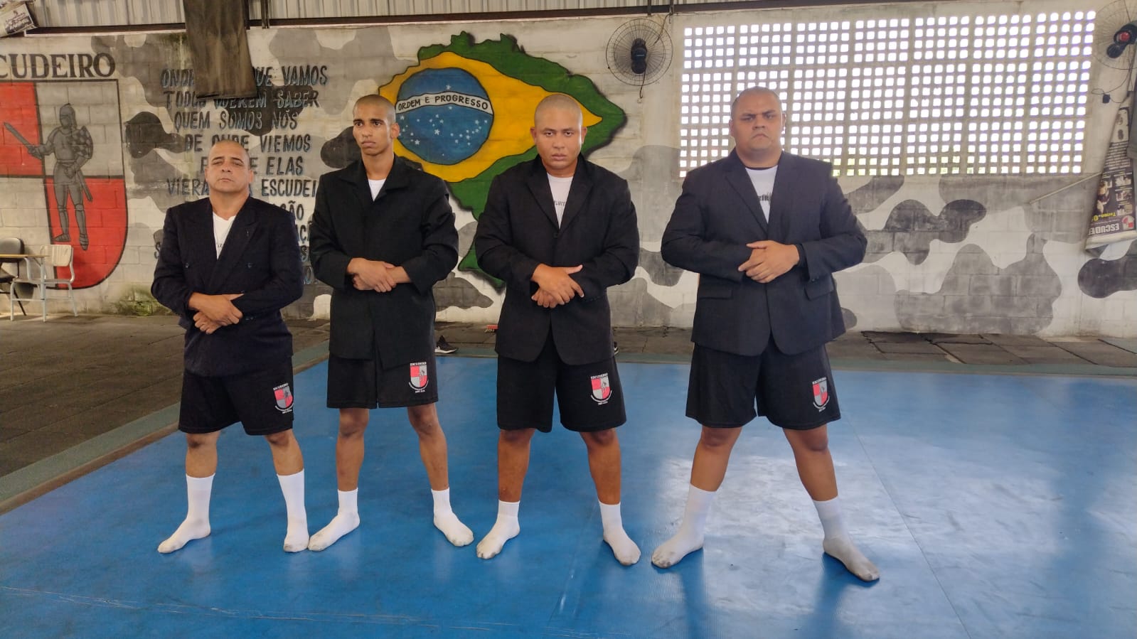 Alunos de terno preto